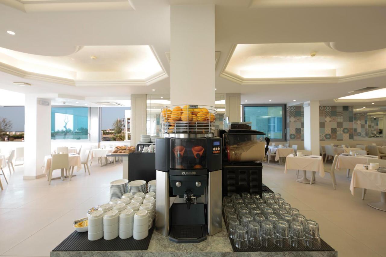 Hotel Monaco Каорле Екстериор снимка