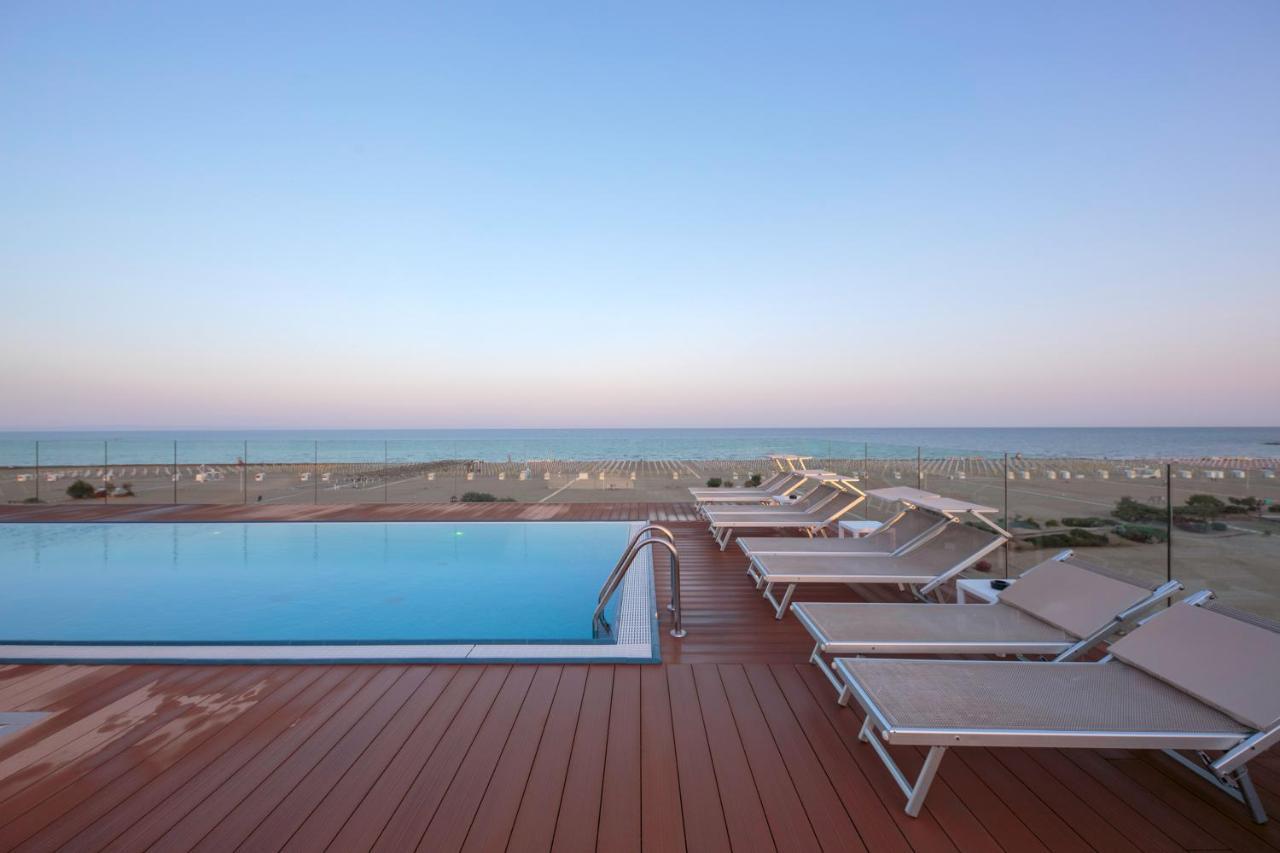 Hotel Monaco Каорле Екстериор снимка