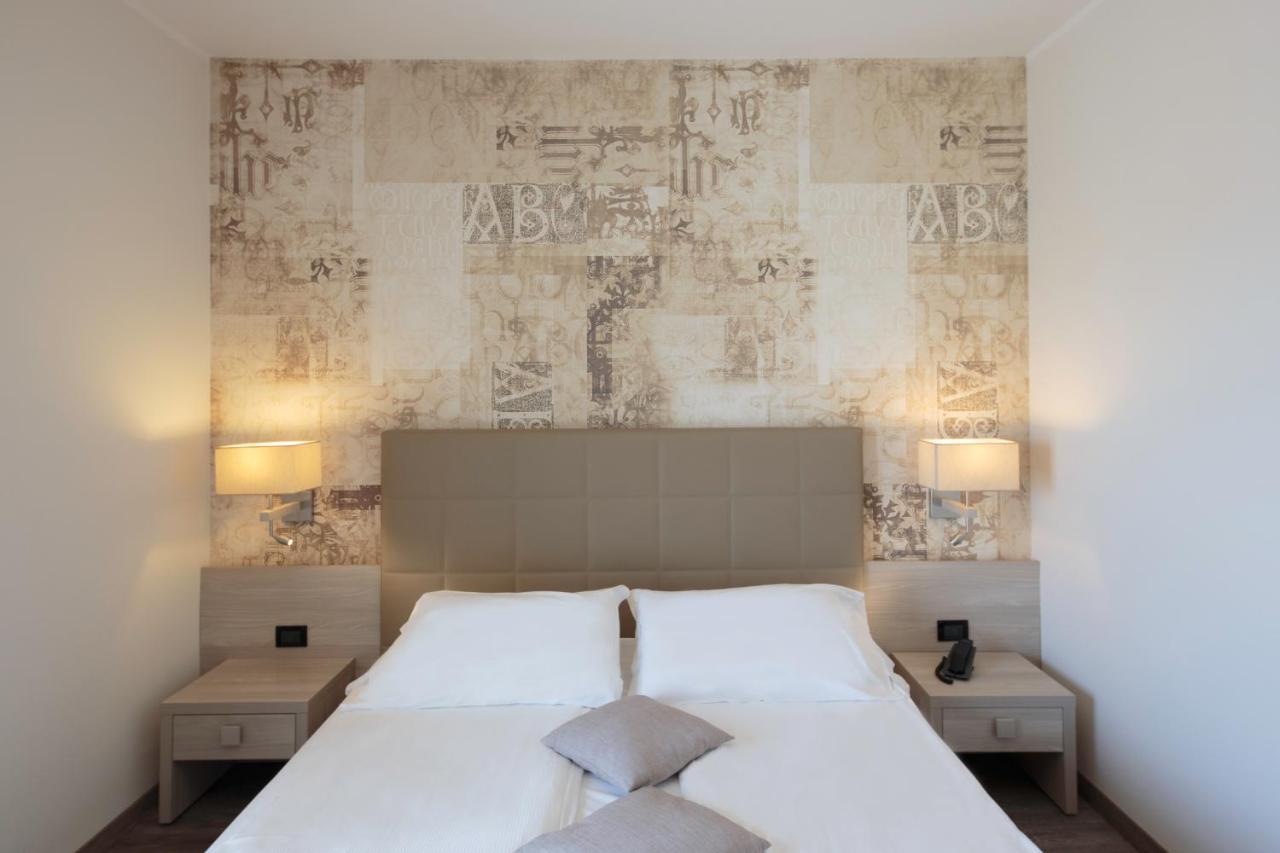 Hotel Monaco Каорле Екстериор снимка