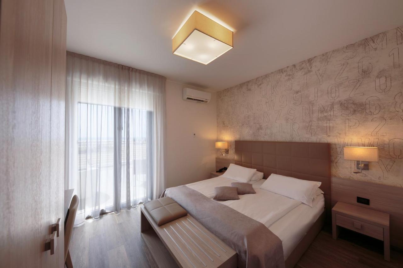 Hotel Monaco Каорле Екстериор снимка