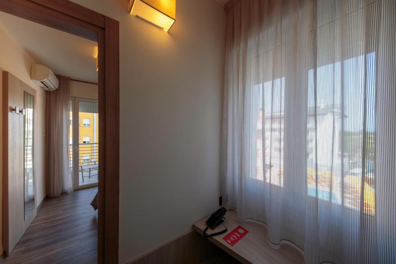 Hotel Monaco Каорле Екстериор снимка