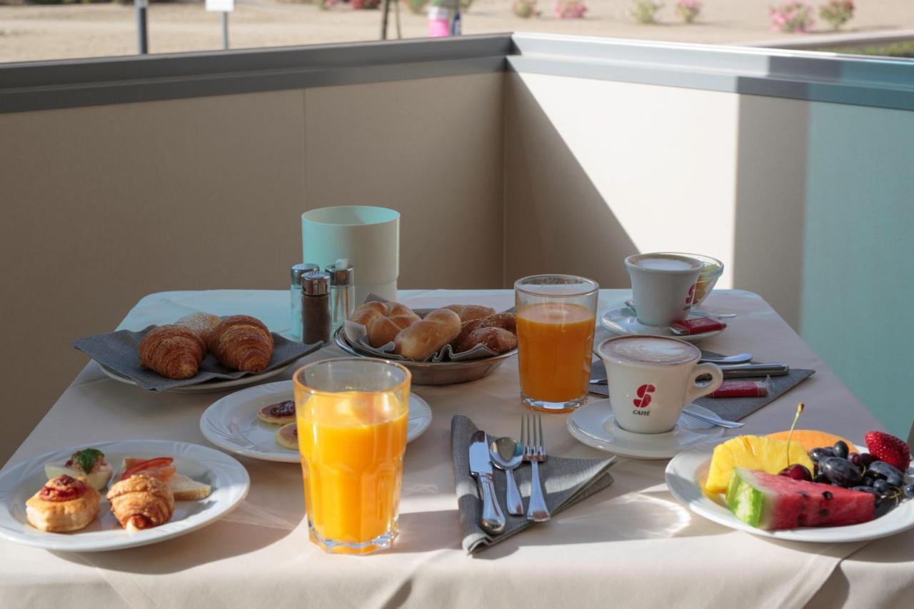 Hotel Monaco Каорле Екстериор снимка