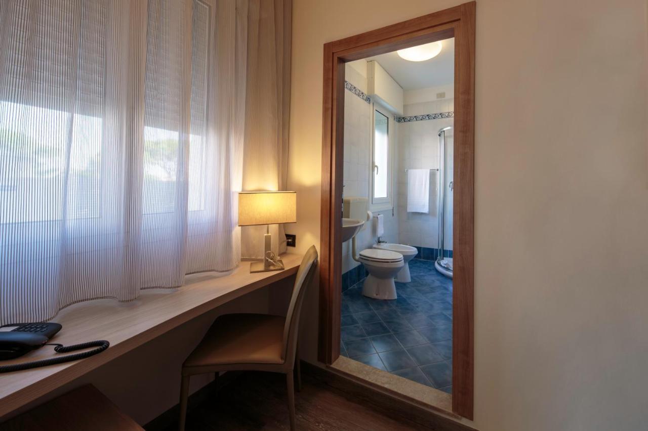 Hotel Monaco Каорле Екстериор снимка