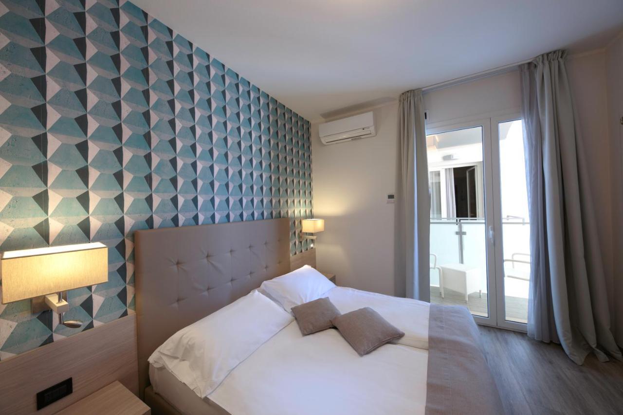 Hotel Monaco Каорле Екстериор снимка