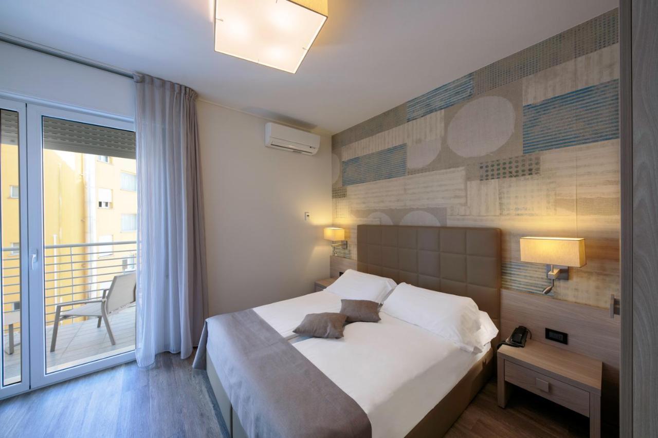 Hotel Monaco Каорле Екстериор снимка