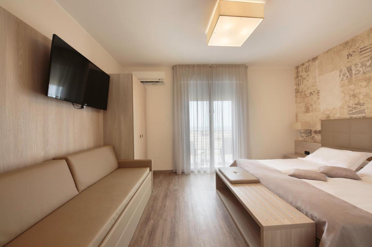 Hotel Monaco Каорле Екстериор снимка