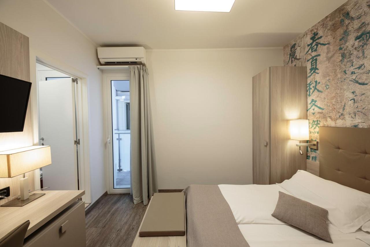 Hotel Monaco Каорле Екстериор снимка