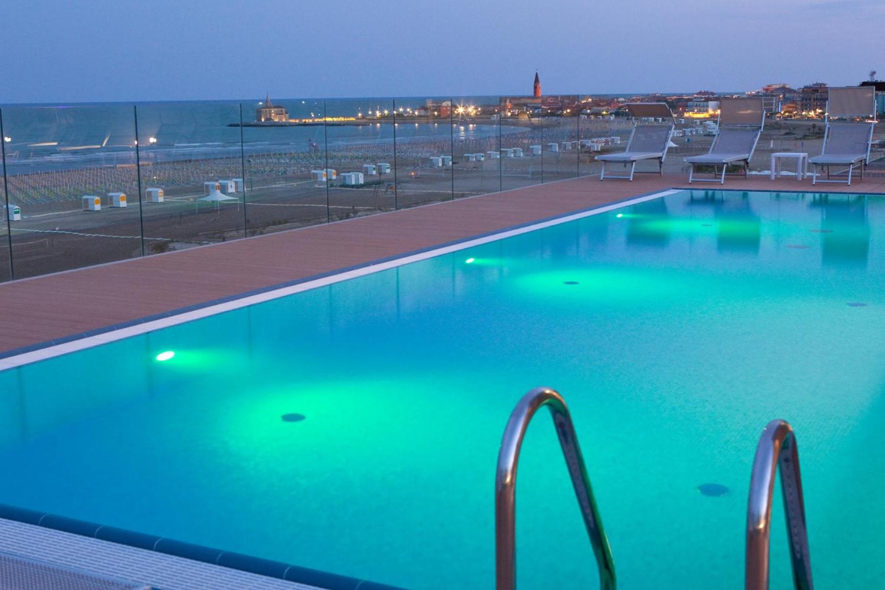 Hotel Monaco Каорле Екстериор снимка