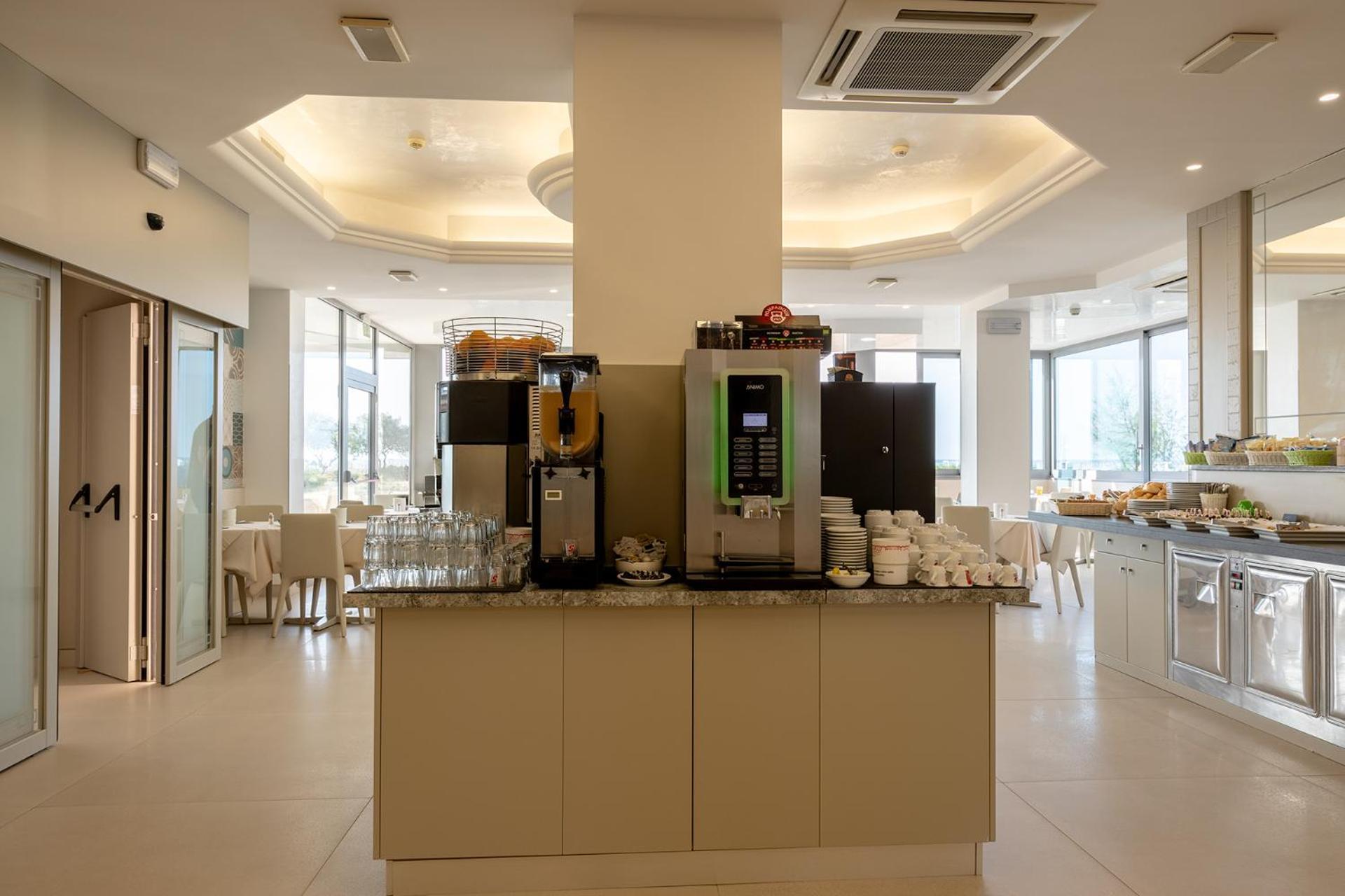 Hotel Monaco Каорле Екстериор снимка