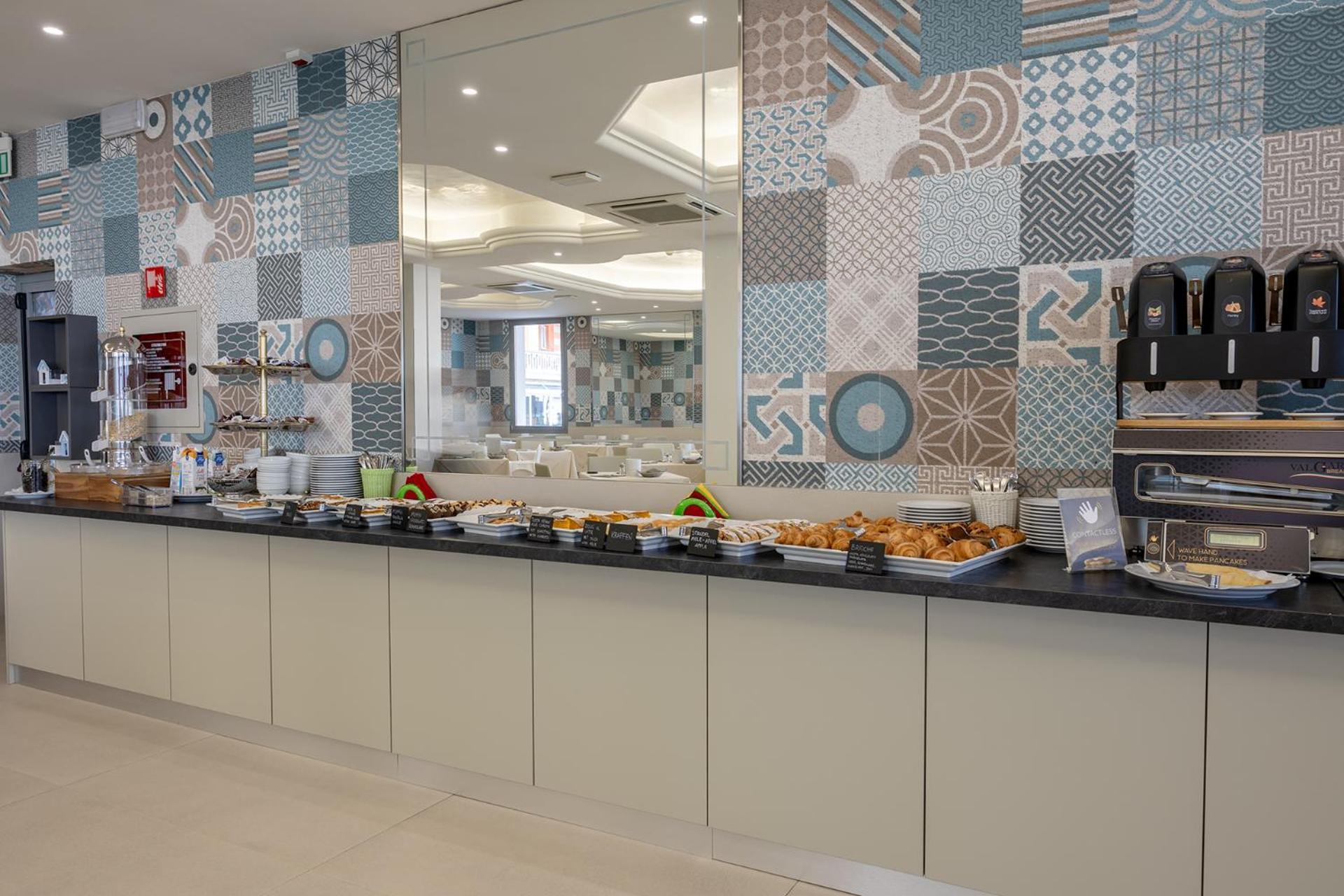 Hotel Monaco Каорле Екстериор снимка