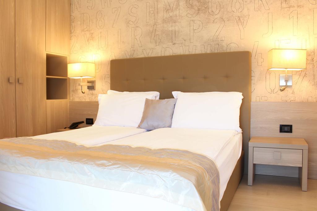 Hotel Monaco Каорле Екстериор снимка