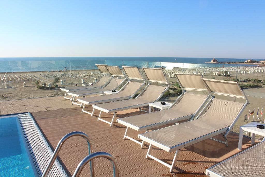 Hotel Monaco Каорле Екстериор снимка