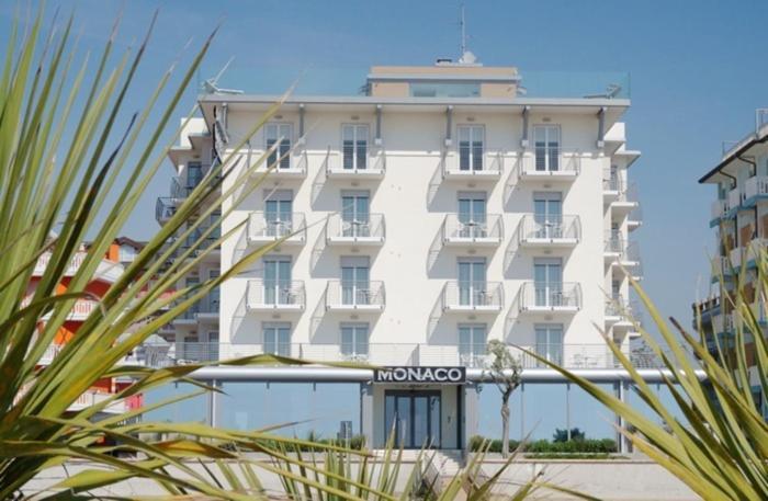 Hotel Monaco Каорле Екстериор снимка